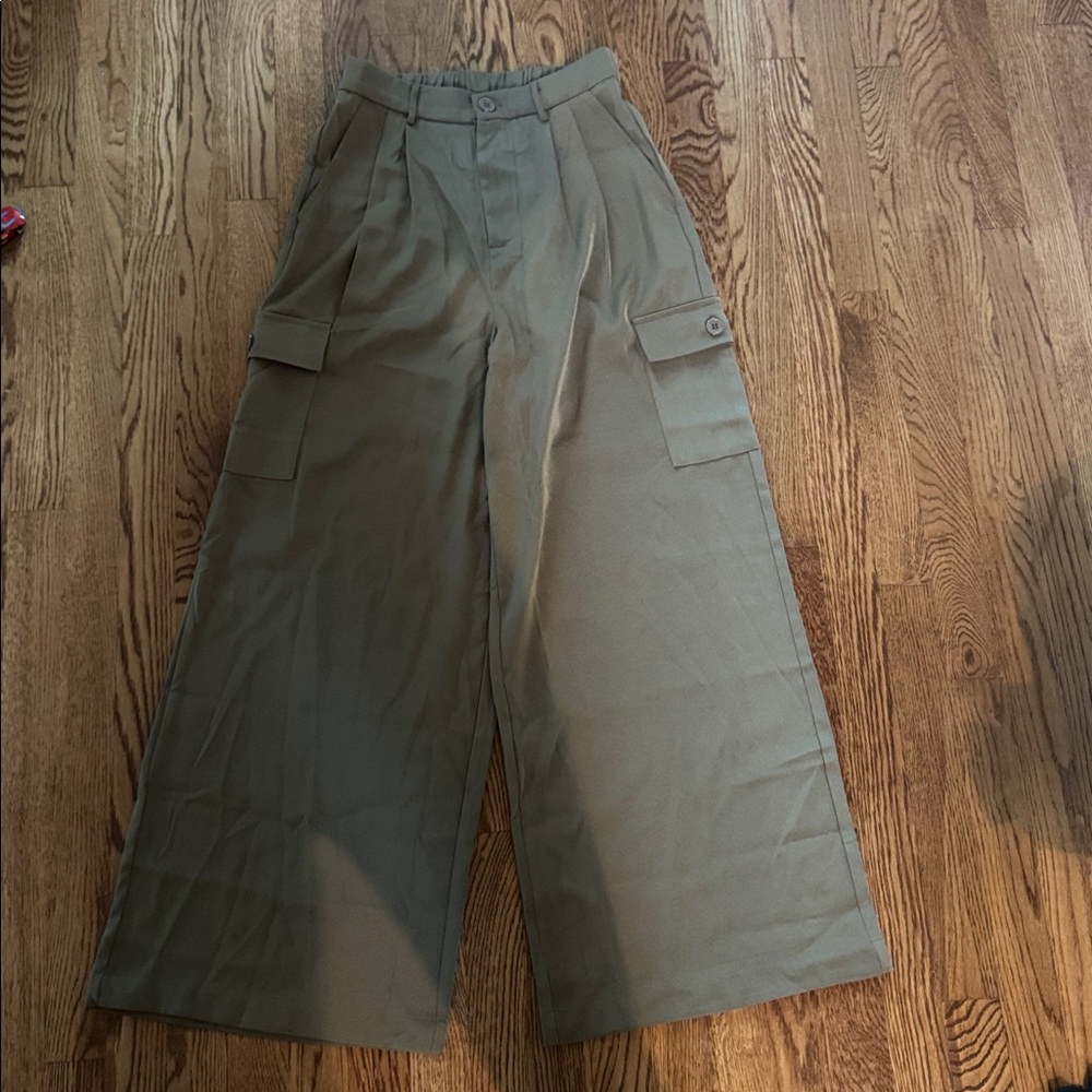 Wide-Leg Cargo Pants in Olive